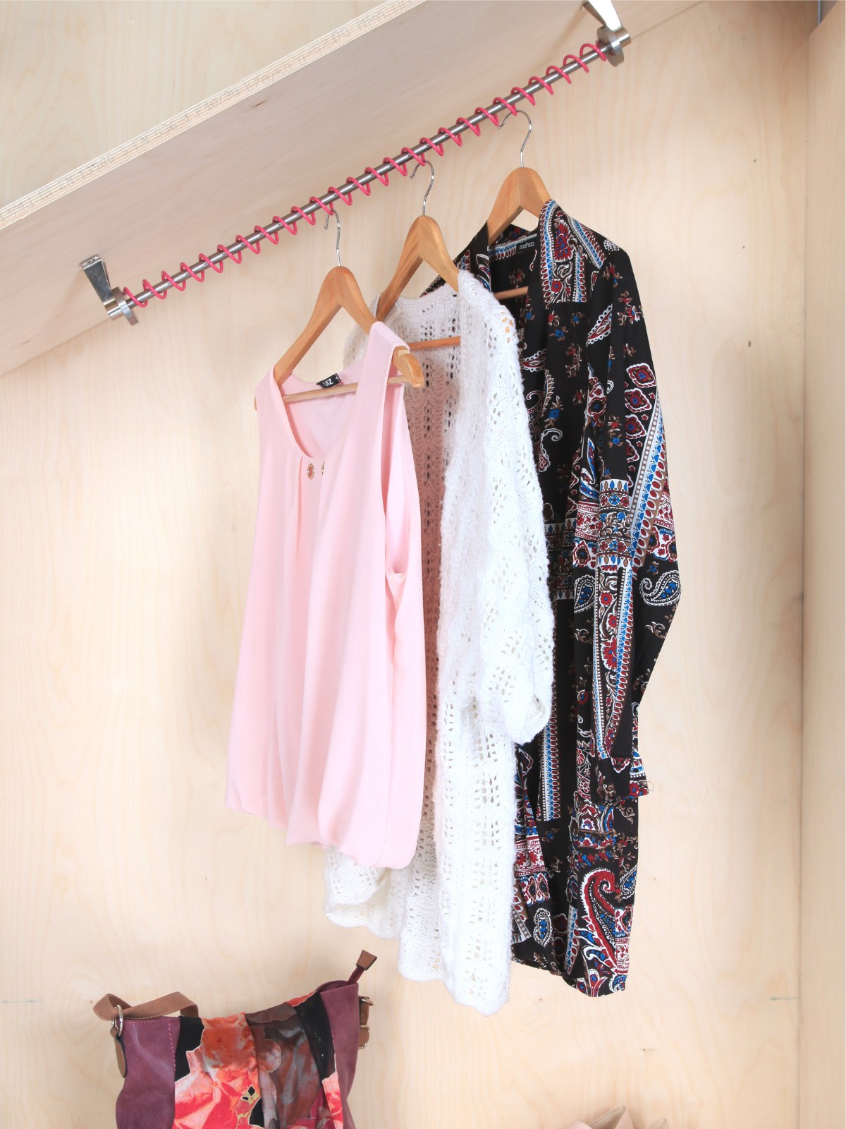 Zebedee® Pink - Rail de vêtements tout angle 2