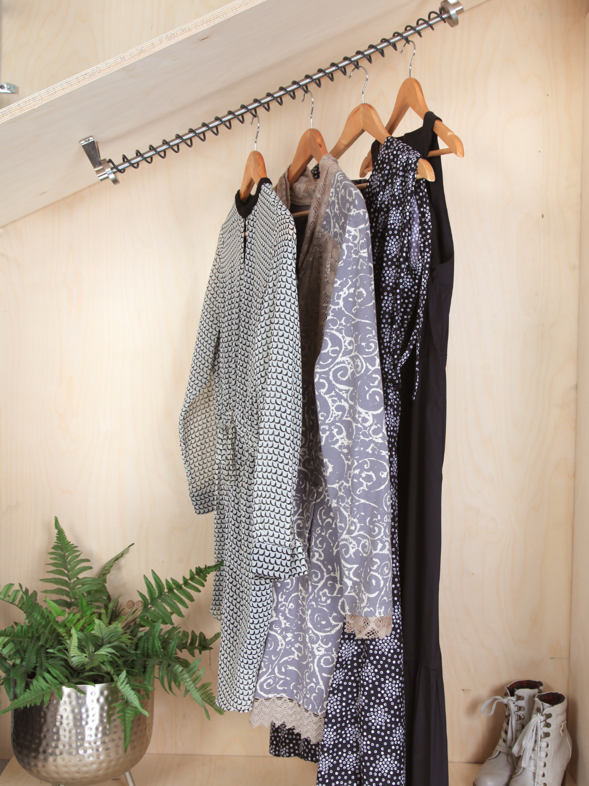 Zebedee® Ink Well - Any Angle Clothes Rail 3